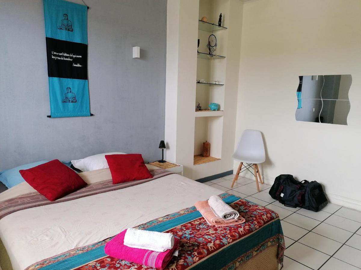 Jolie chambre climatisée avec balcon chez l'habitant Saint Pierre Esterno foto