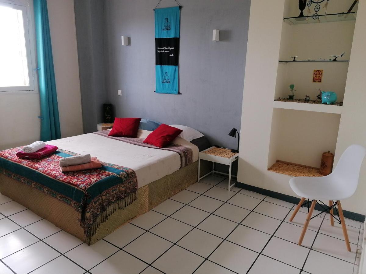 Jolie chambre climatisée avec balcon chez l'habitant Saint Pierre Esterno foto